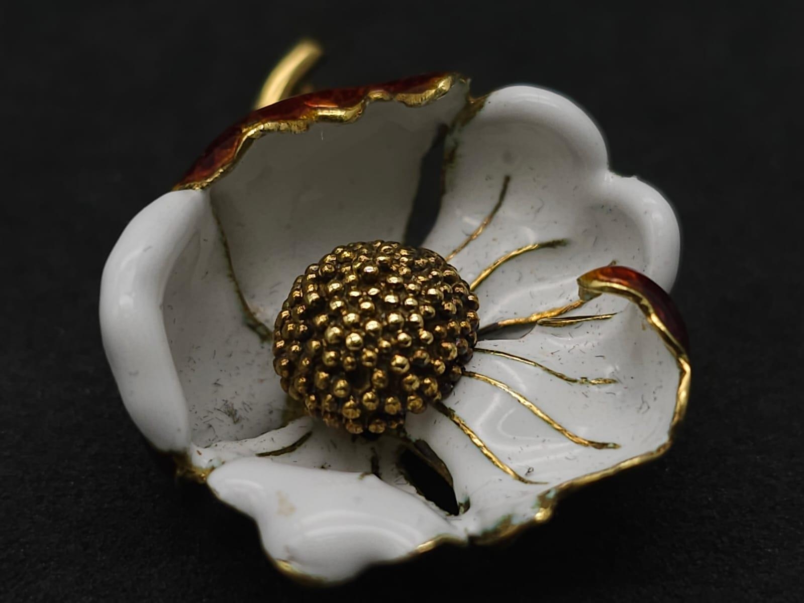 A Wonderful Vintage, Possibly Antique 18K Yellow Gold and Enamel Floral Brooch. Excellent inlaid - Image 3 of 11