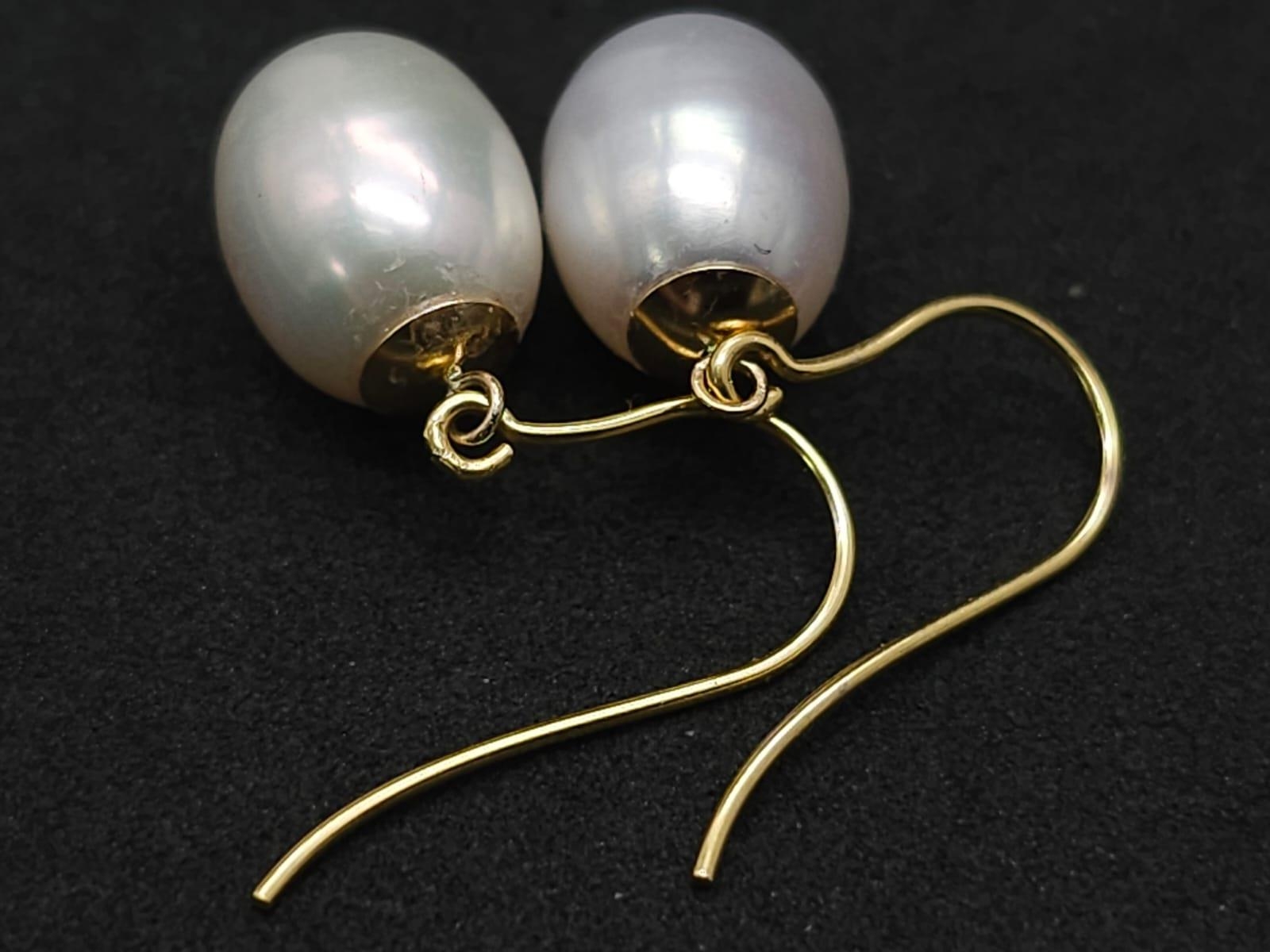 A Pair of 9K Yellow Gold and South Sea Pearl Earrings. 3.7g total weight. - Image 4 of 6