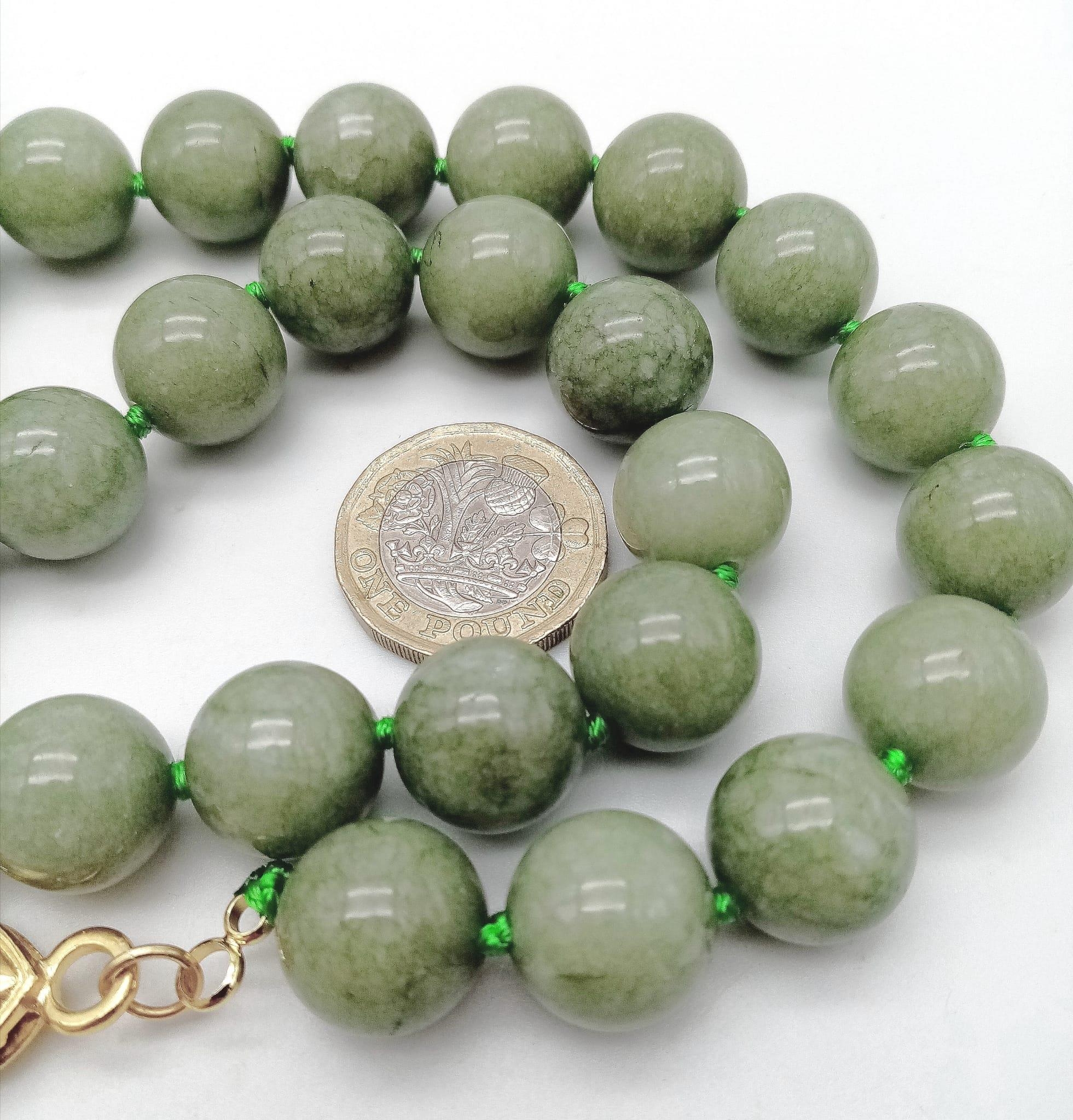 A Green Jade Bead Necklace and Brooch. 14mm beads. 44cm necklace length with a gilded clasp. 5cm - Image 2 of 5