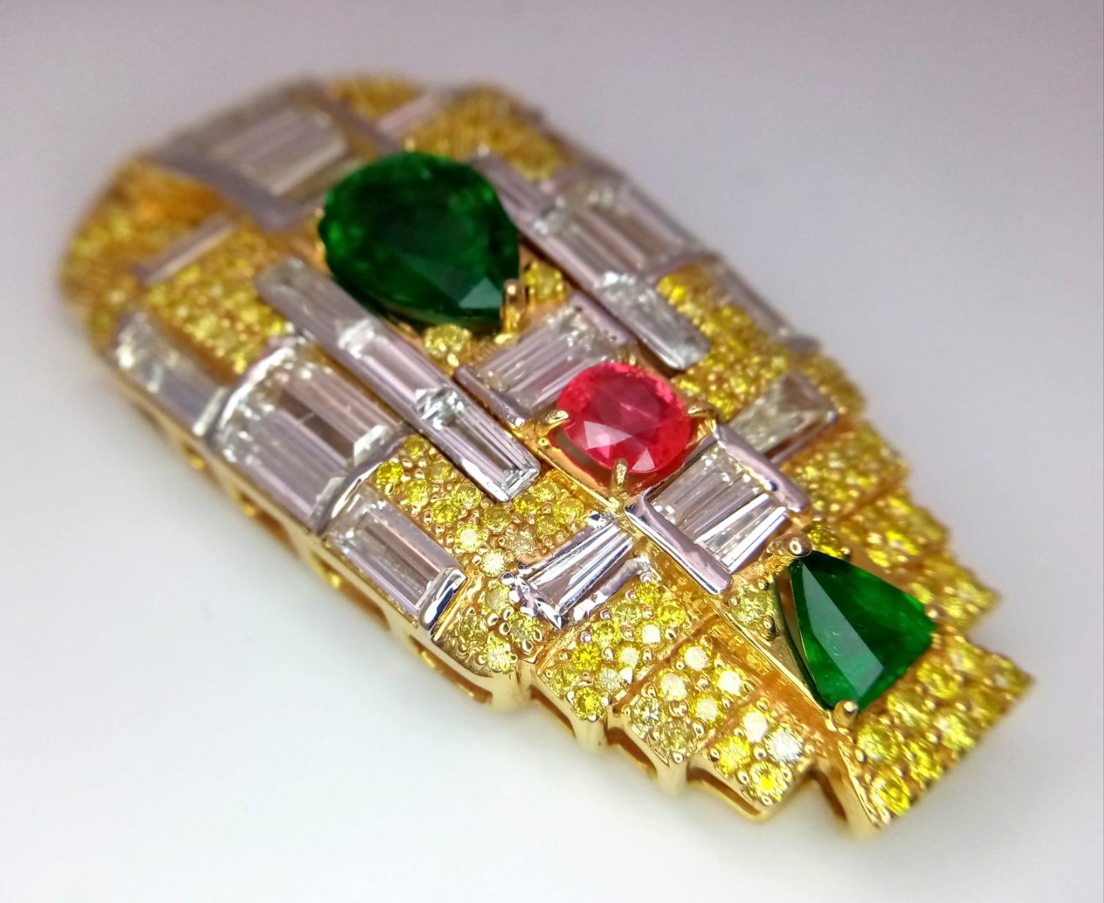 An Art Deco Style 18K Yellow Gold Gemstone Pendant - Set with two triangular emeralds and an oval - Image 6 of 9