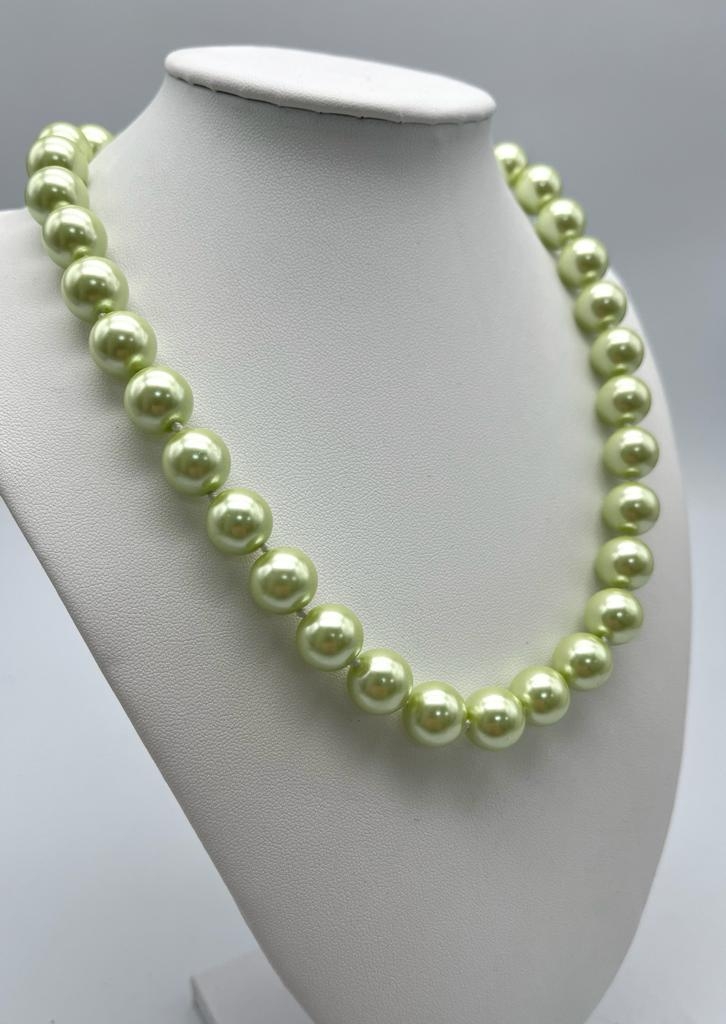 A Metallic Lime-Green South Sea Pearl Shell Large Bead Necklace. 12mm beads. Glitterball clasp. 44cm - Image 2 of 4