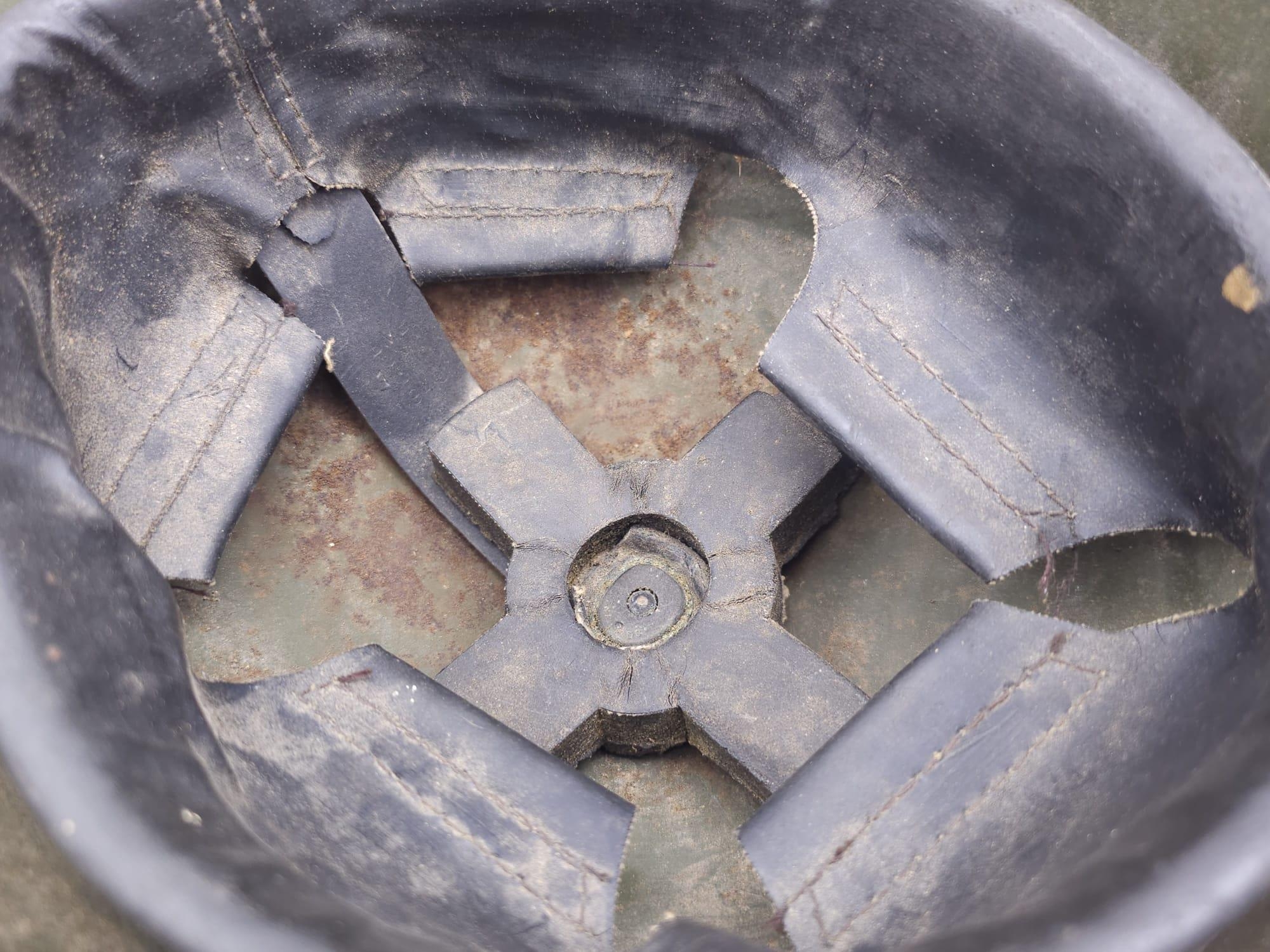 Korean War Era British Mk III Helmet. 1945 Dated Liner. Insignia of the Gloucestershire Regiment - Image 9 of 9