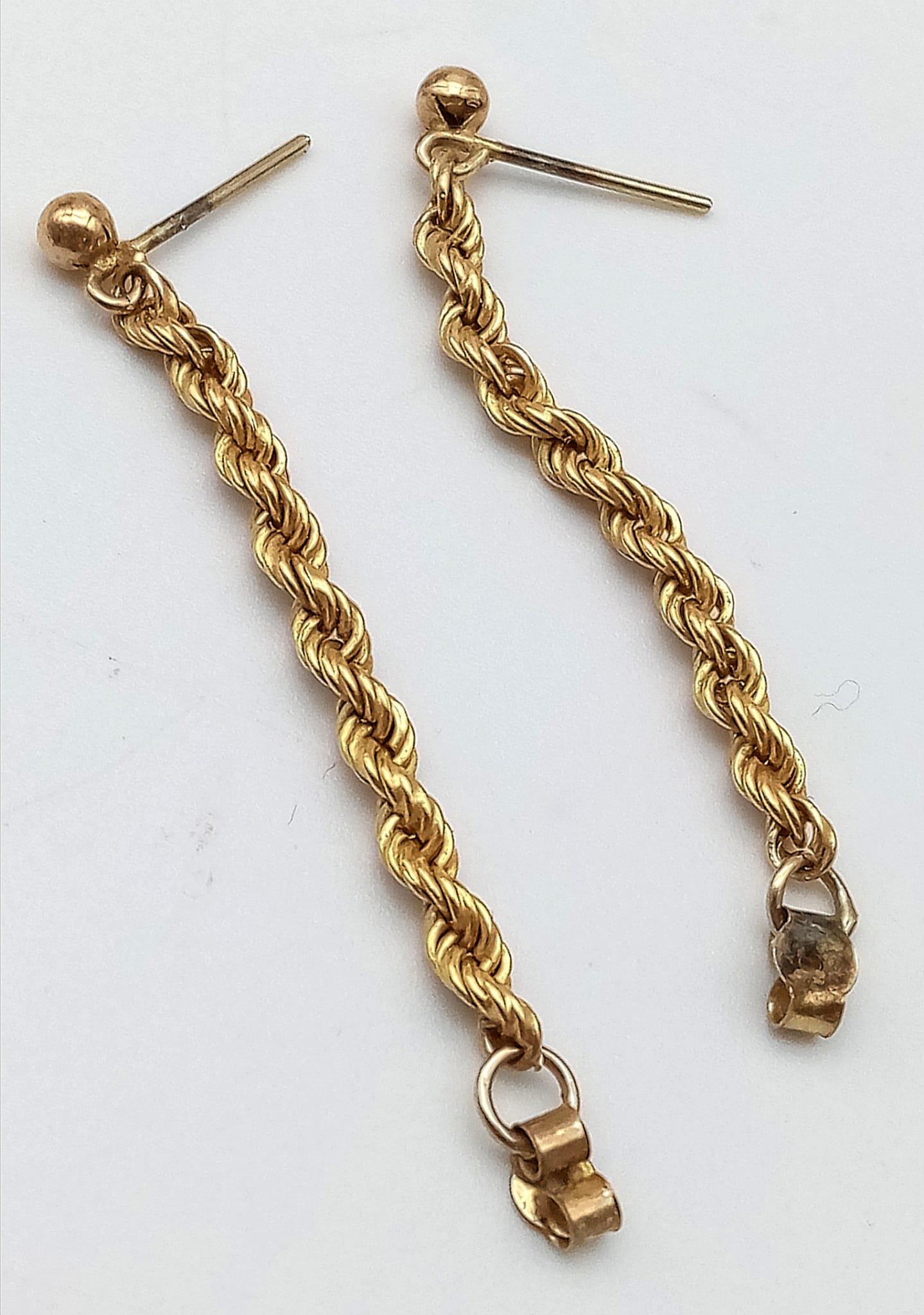 A 9K GOLD TWIST LINK 18cms BRACELET WITH A PAIR OF MATCHING TWIST EARRINGS . 3.3gms - Image 4 of 5