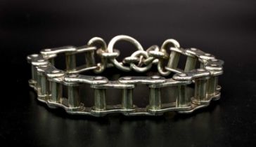 A Stylish Vintage Chain Bracelet with T-Bar Clasp. 42.5g total weight.