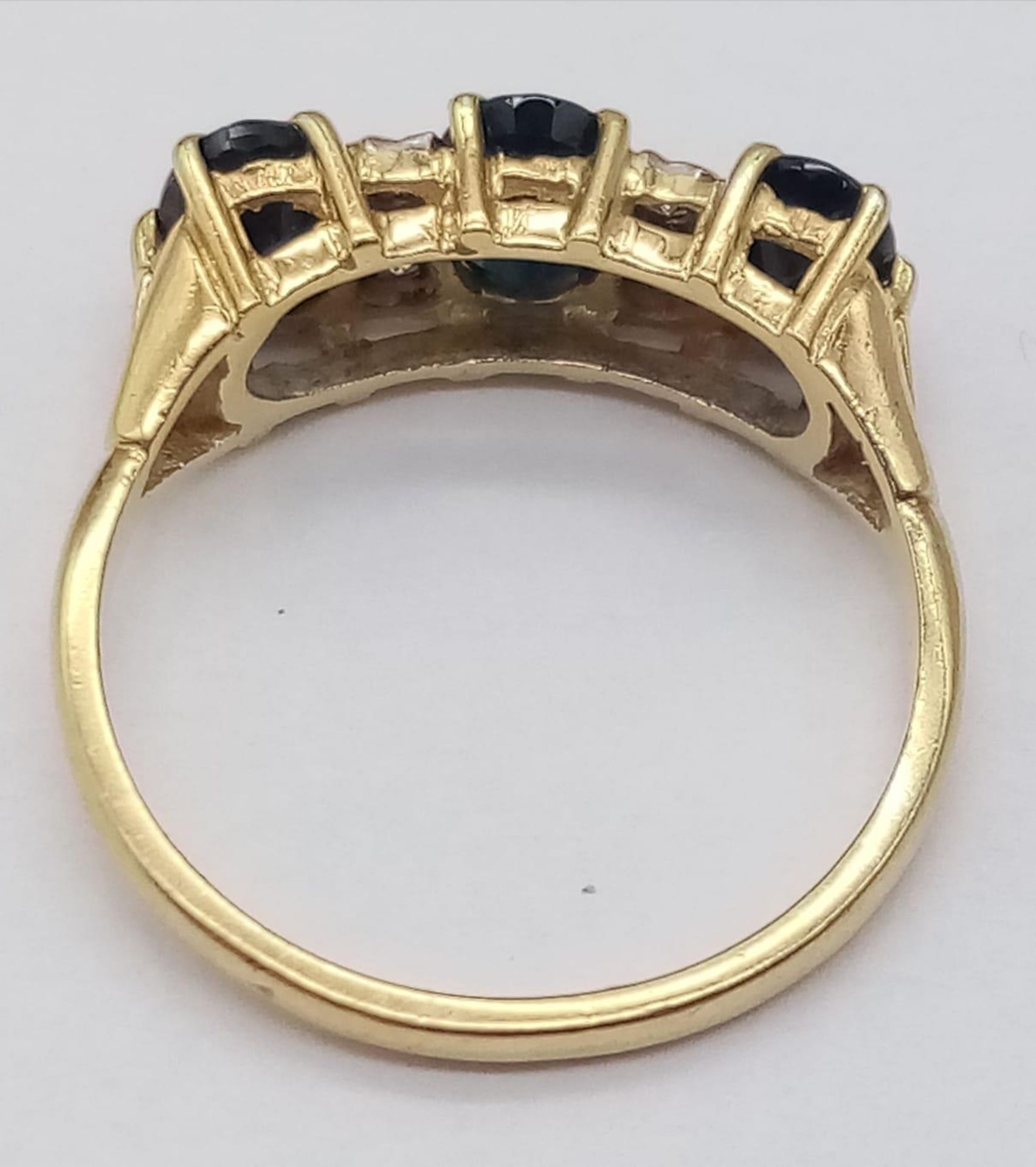 18k yellow gold diamond and sapphire vintage ring. Weight: 3.4g Size N (dia:0.08ct/sapp: 1.80ct) - Bild 4 aus 5