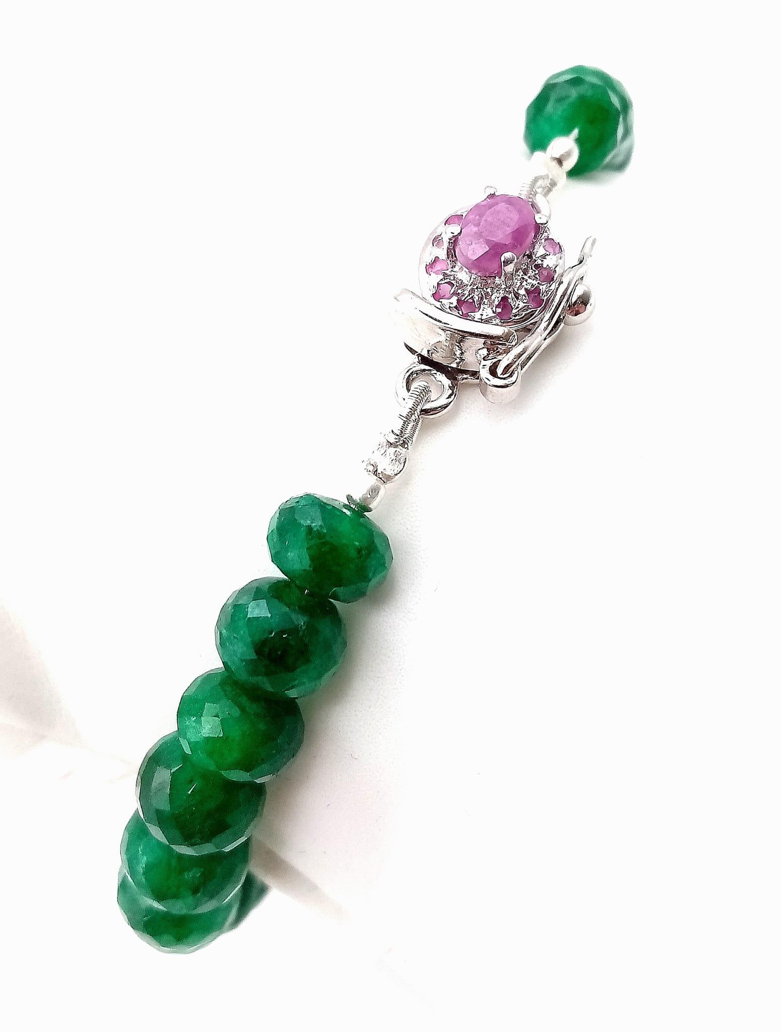 A 120ct Emerald Rondelle Gemstone Bracelet with a 925 Silver Ruby Clasp. 17cm. - Image 2 of 5