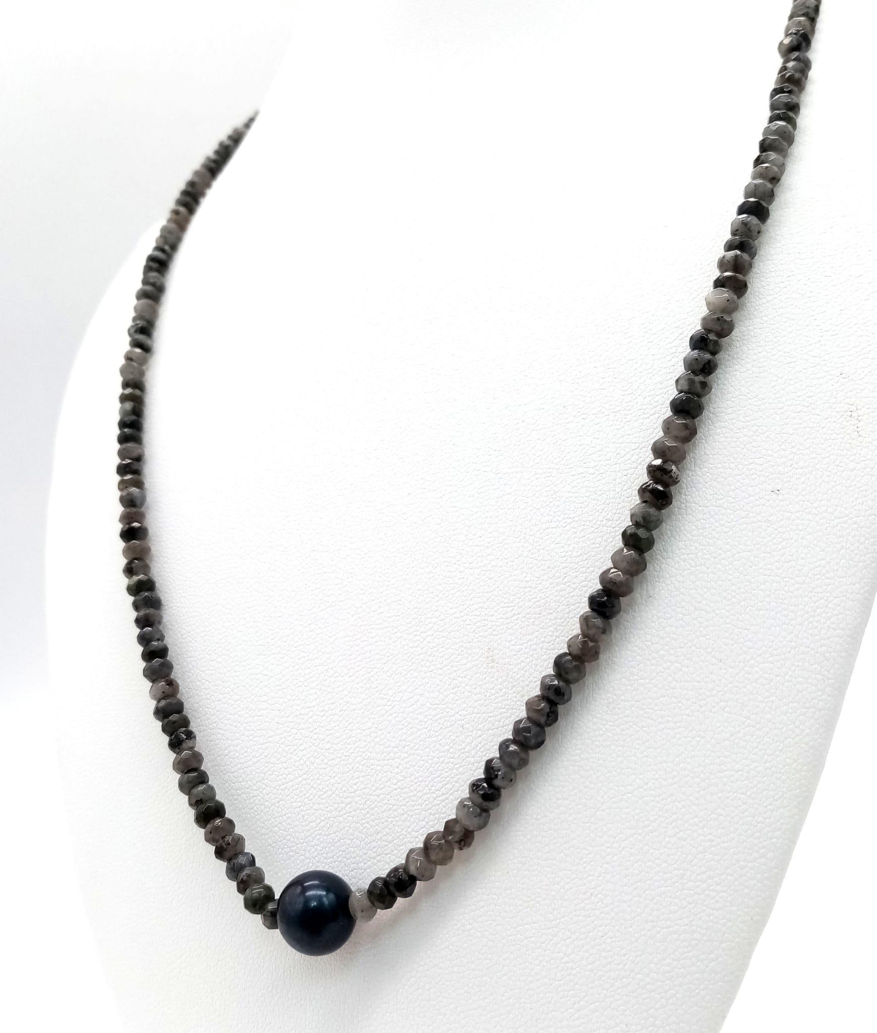 A Jasper Small Bead Necklace with a Cultured Pearl Interrupter. 50cm length. 14k gold clasp. - Image 2 of 4