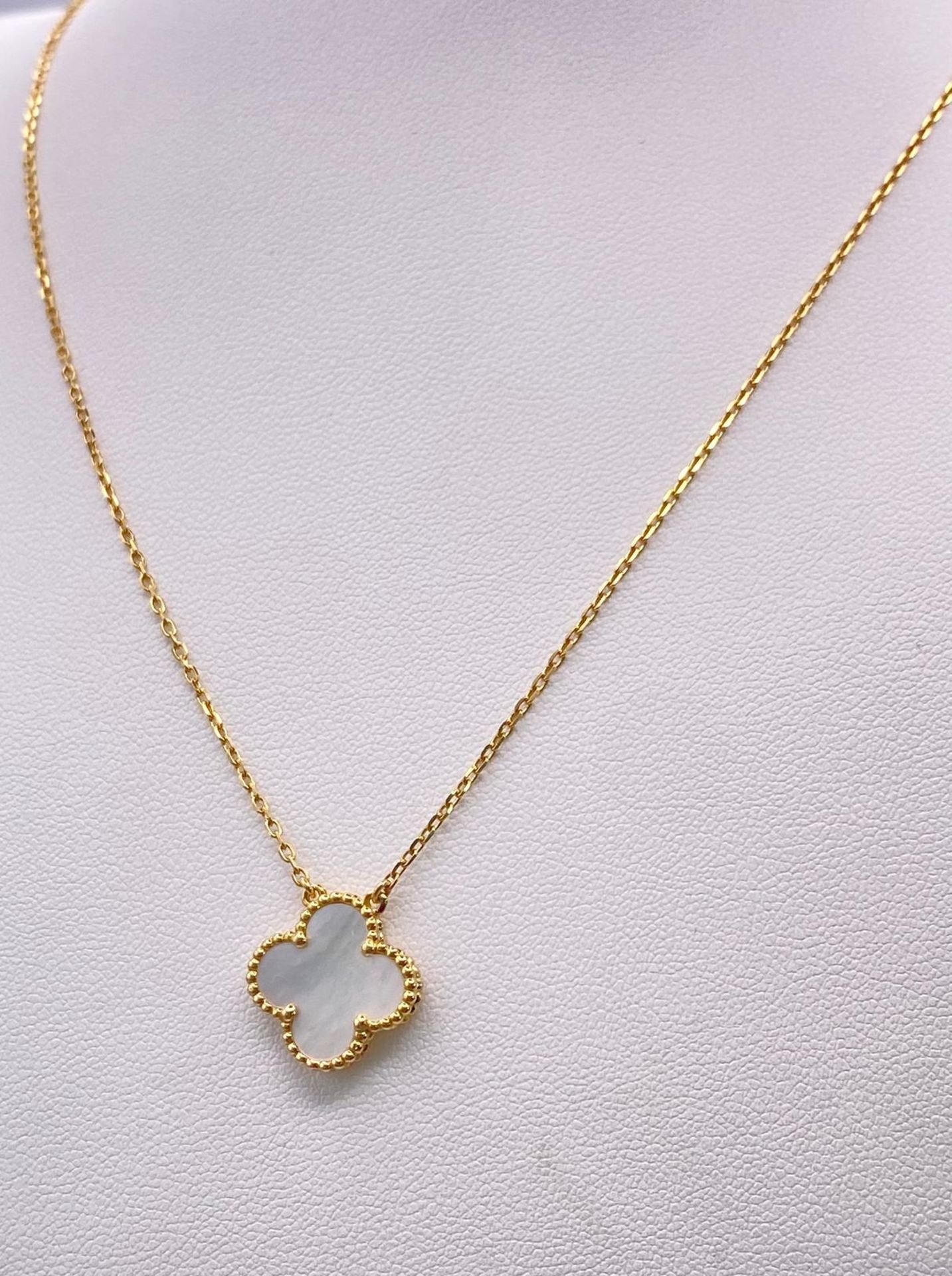 An 18K Yellow Gold and Mother of Pearl Clover Pendant on an 18K Gold Necklace. 17mm and 42cm. 4.6g - Bild 2 aus 6