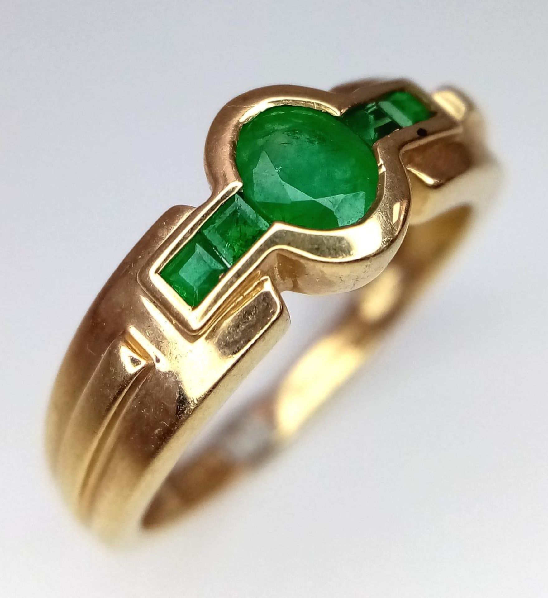 An Art Deco Style 9K Yellow Gold Emerald Ring. Size N. 2.72g total weight. - Bild 2 aus 4