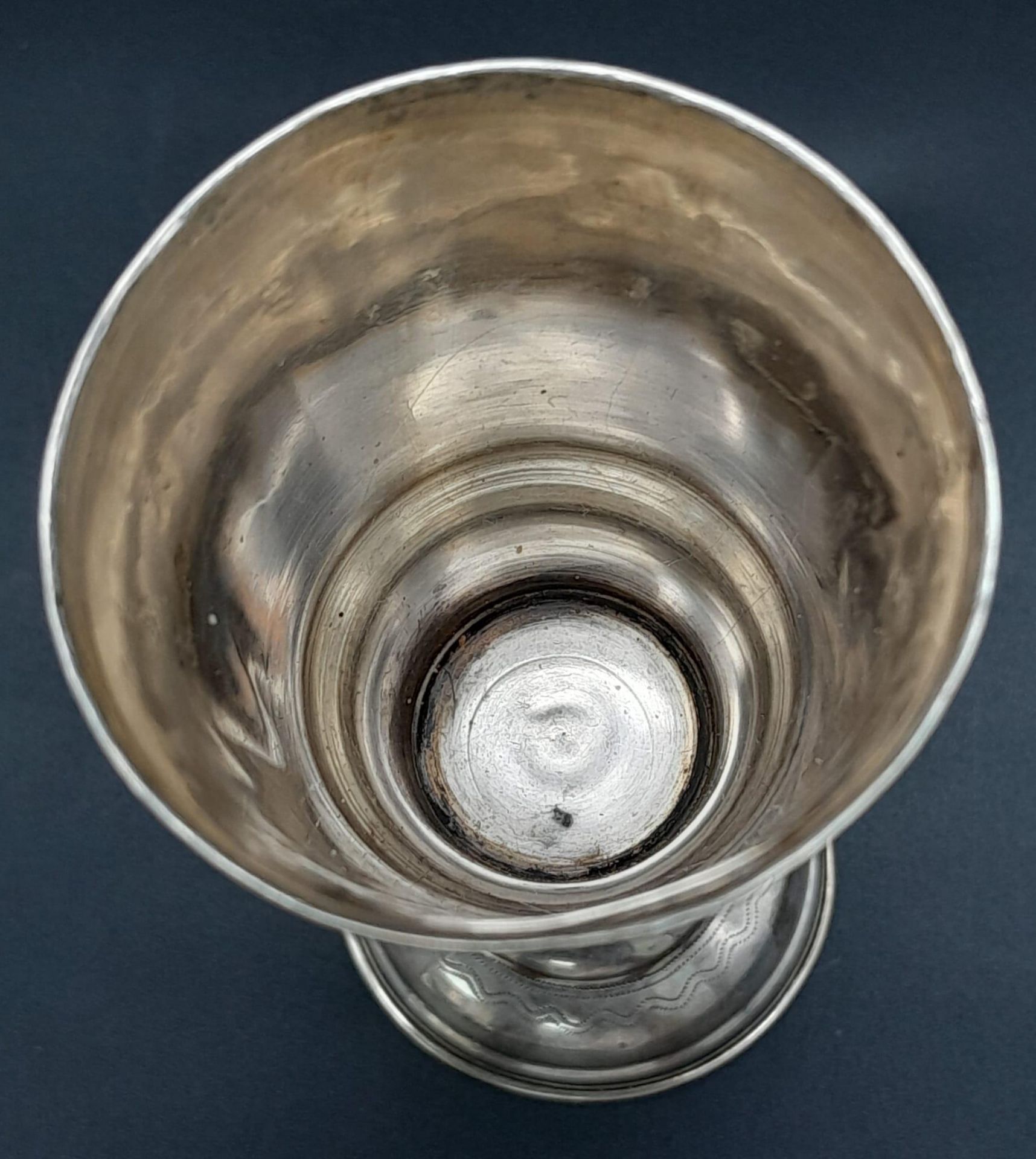 AN ANTIQUE SILVER RUSSIAN KIDDUSH CUP , HAND ENGRAVED . 44.5gms 10cms - Image 4 of 5