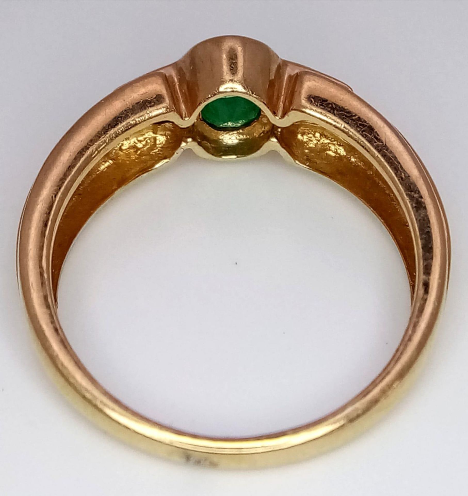 An Art Deco Style 9K Yellow Gold Emerald Ring. Size N. 2.72g total weight. - Bild 3 aus 4