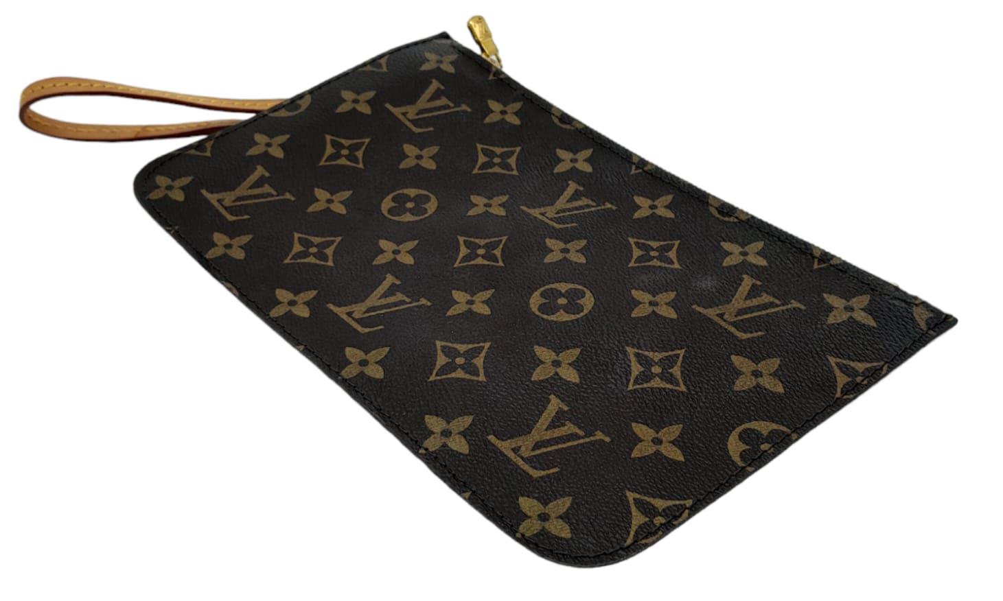 Quality Louis Vuitton Pouch in classic monogram design. Features gold tone hardware, striped - Image 3 of 8