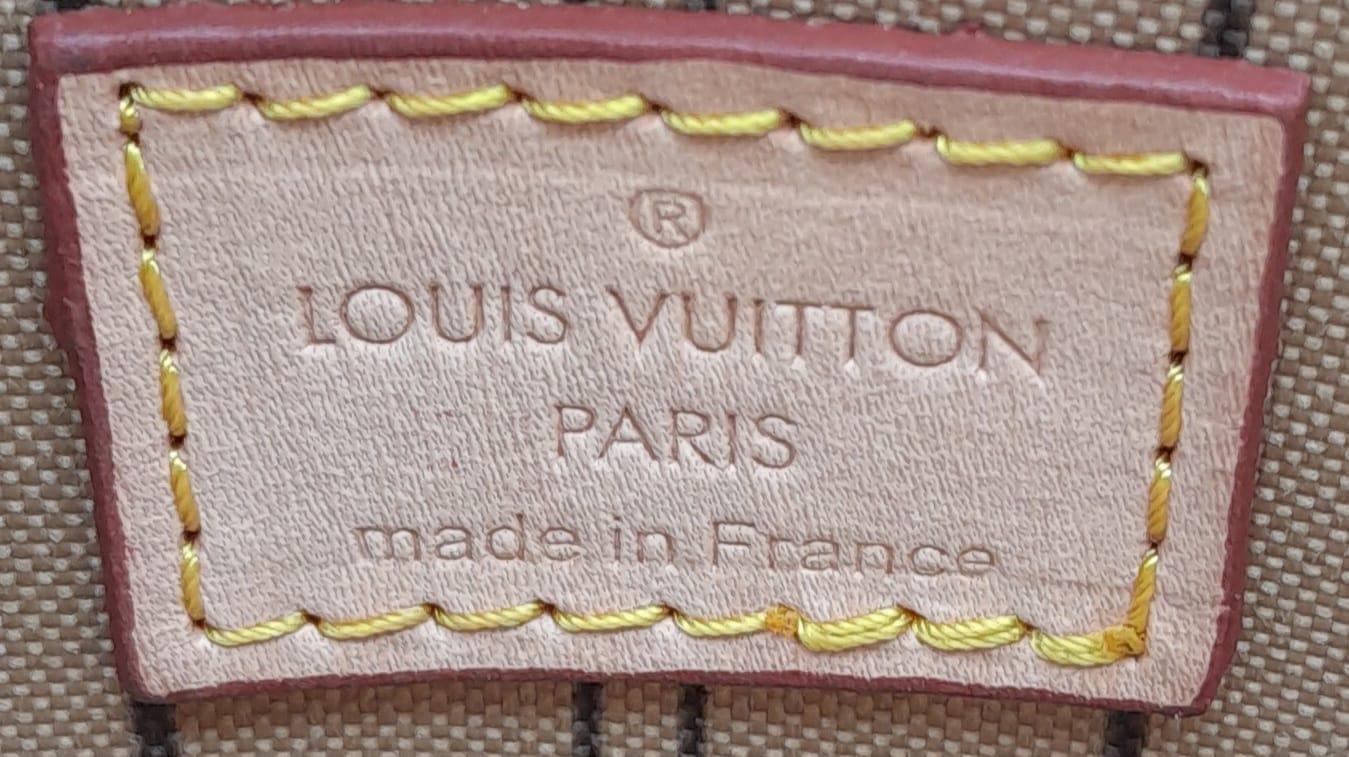 Quality Louis Vuitton Pouch in classic monogram design. Features gold tone hardware, striped - Image 6 of 8