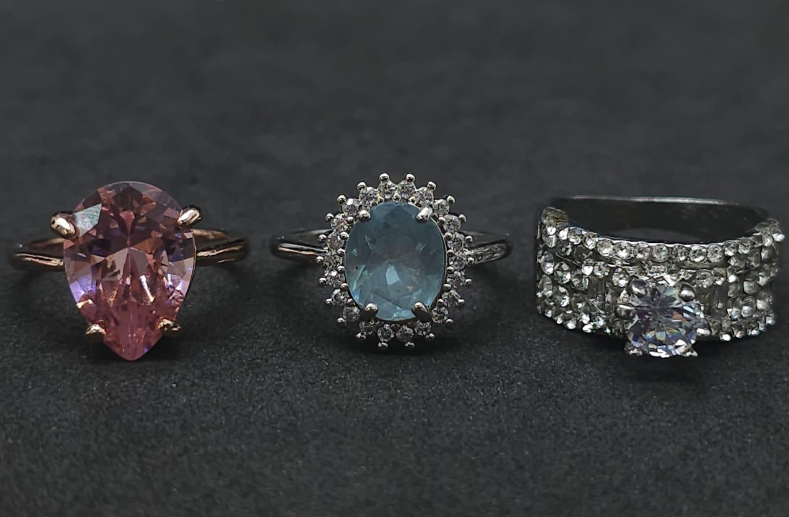 Six dress rings with a variety of gems presented in a miniature chez lounge. Very glamorous! - Image 4 of 12