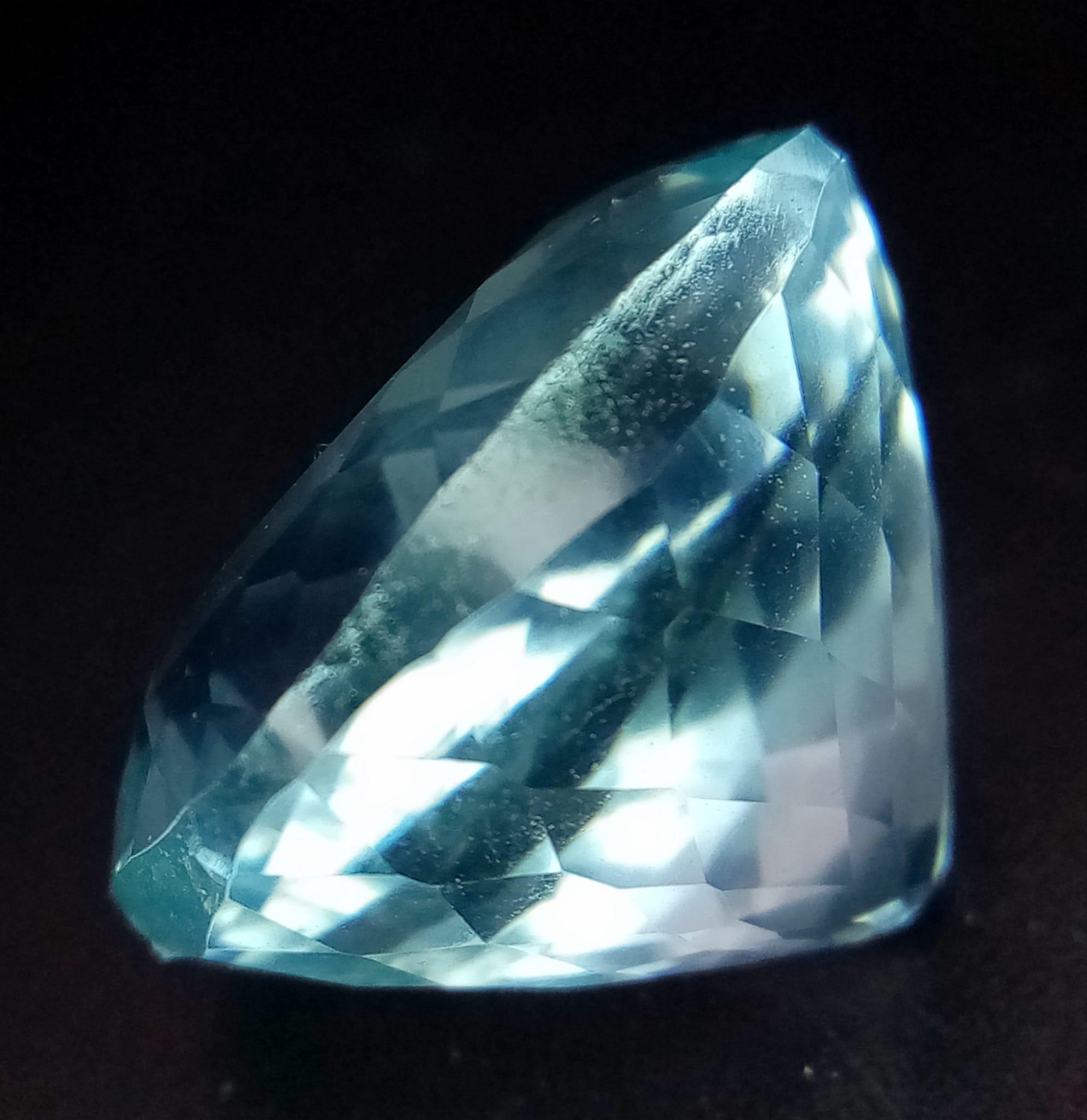 A 20ct Mesmerizing Blue Aquamarine Gemstone. Square -cut with a trillion base. This faceted gem - Image 2 of 4