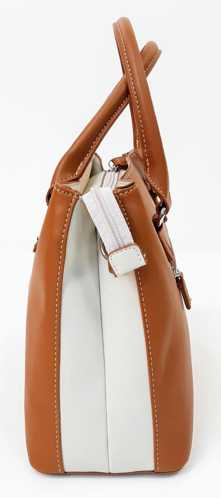An Unused French, David Jones Paris, Tan Leather Handbag 30x37cm. Comes with Shoulder Strap. - Image 4 of 5