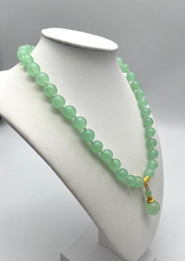 A Green Jade Bead Necklace with Hanging Green Jade Pendant. Gilded accents and clasp. 10mm beads. - Image 3 of 4