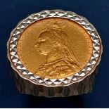 A 9 K yellow gold ring with a full sovereign of Queen Victoria 1888. Ring size: P, weight: 15 g.