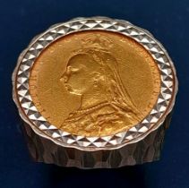 A 9 K yellow gold ring with a full sovereign of Queen Victoria 1888. Ring size: P, weight: 15 g.
