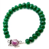 A 120ct Emerald Rondelle Gemstone Bracelet with a 925 Silver Ruby Clasp. 17cm.