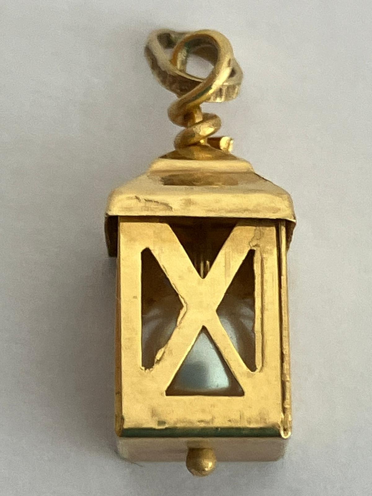 9 carat GOLD LANTERN CHARM. Fully hallmarked and having a pearl encased in the lantern. 1.14 grams. - Image 2 of 2