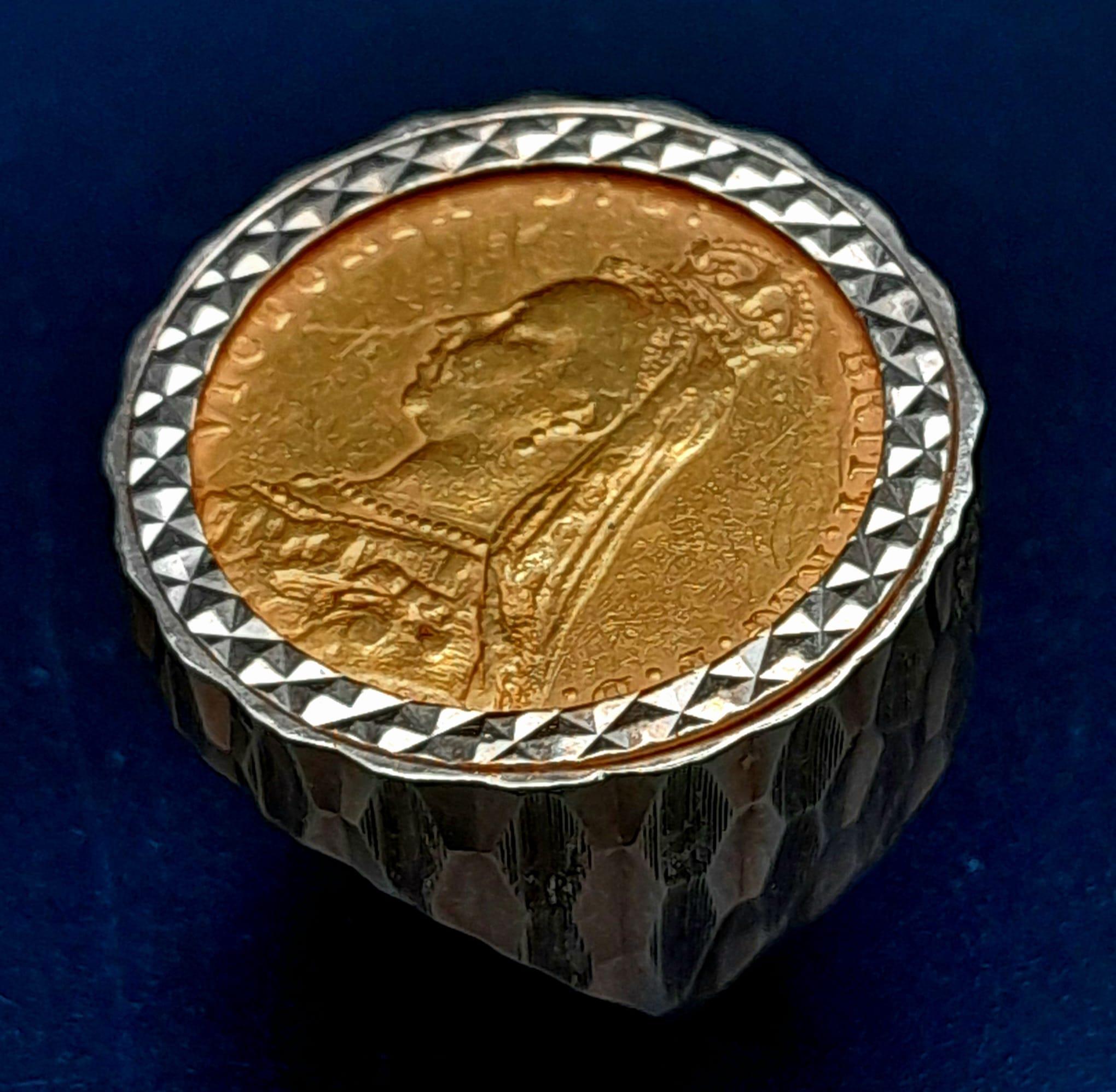 A 9 K yellow gold ring with a full sovereign of Queen Victoria 1888. Ring size: P, weight: 15 g. - Image 2 of 6