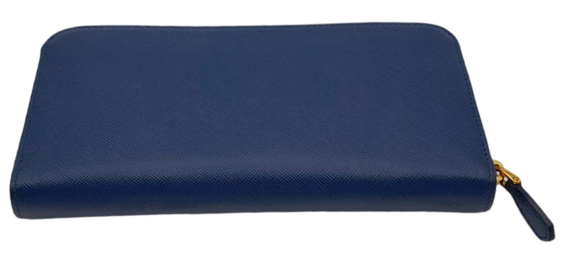 A Prada Royal Blue Purse/Wallet. Saffiano leather exterior, with the Prada logo in gold-toned - Bild 2 aus 7