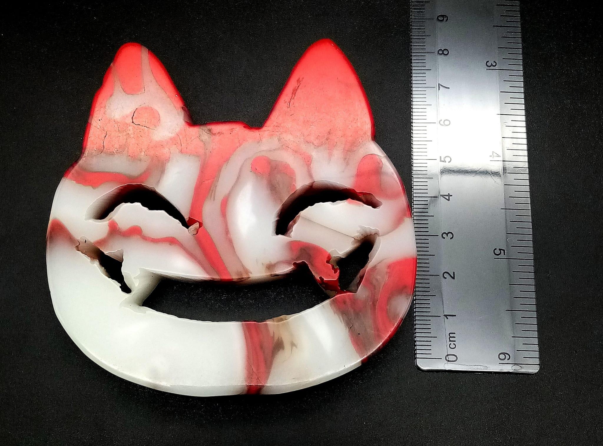 A Hand-Carved Natural Flame Agate Smiling Cheshire Cat Face. Ornament or paperweight. 8cm x 8cm. - Image 4 of 4