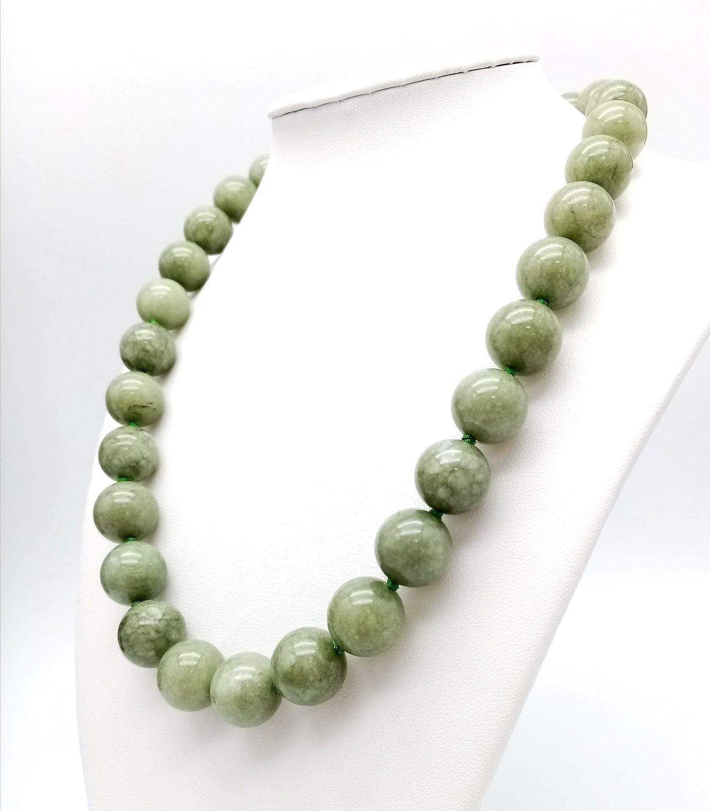 A Green Jade Bead Necklace and Brooch. 14mm beads. 44cm necklace length with a gilded clasp. 5cm - Image 4 of 5