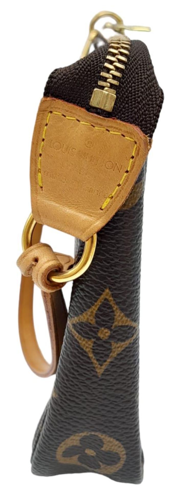 This Louis Vuitton Pochette features the classic mongogram canvas design, engraved gold tone - Bild 4 aus 9