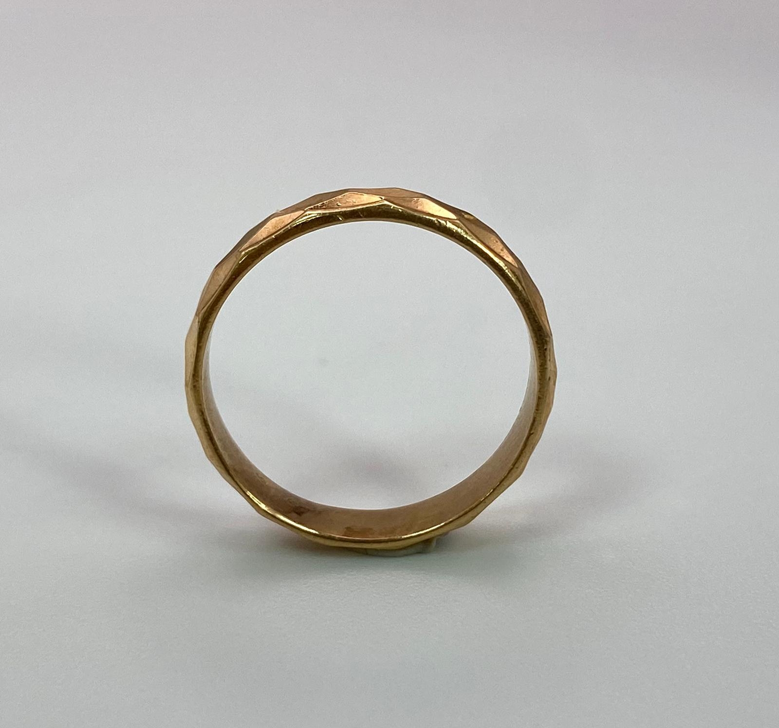 A 9K Yellow Gold Faceted Band Ring. Size M. 2.9g weight. - Image 3 of 4