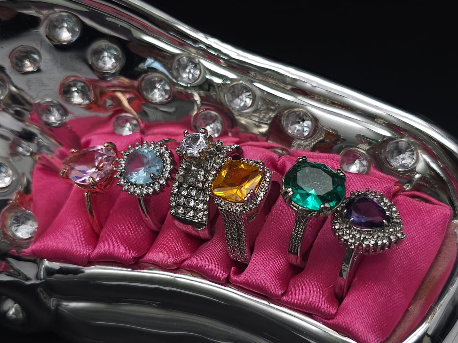 Six dress rings with a variety of gems presented in a miniature chez lounge. Very glamorous! - Image 2 of 12