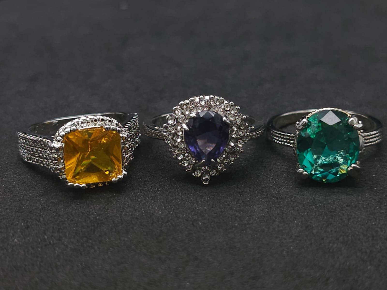 Six dress rings with a variety of gems presented in a miniature chez lounge. Very glamorous! - Image 7 of 12