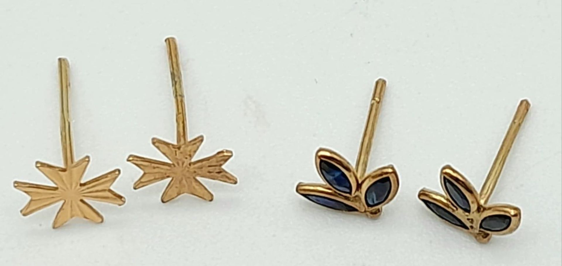 Two Pairs of 9K Gold Floral Shaped Stud Earrings. No backs. - Bild 2 aus 3