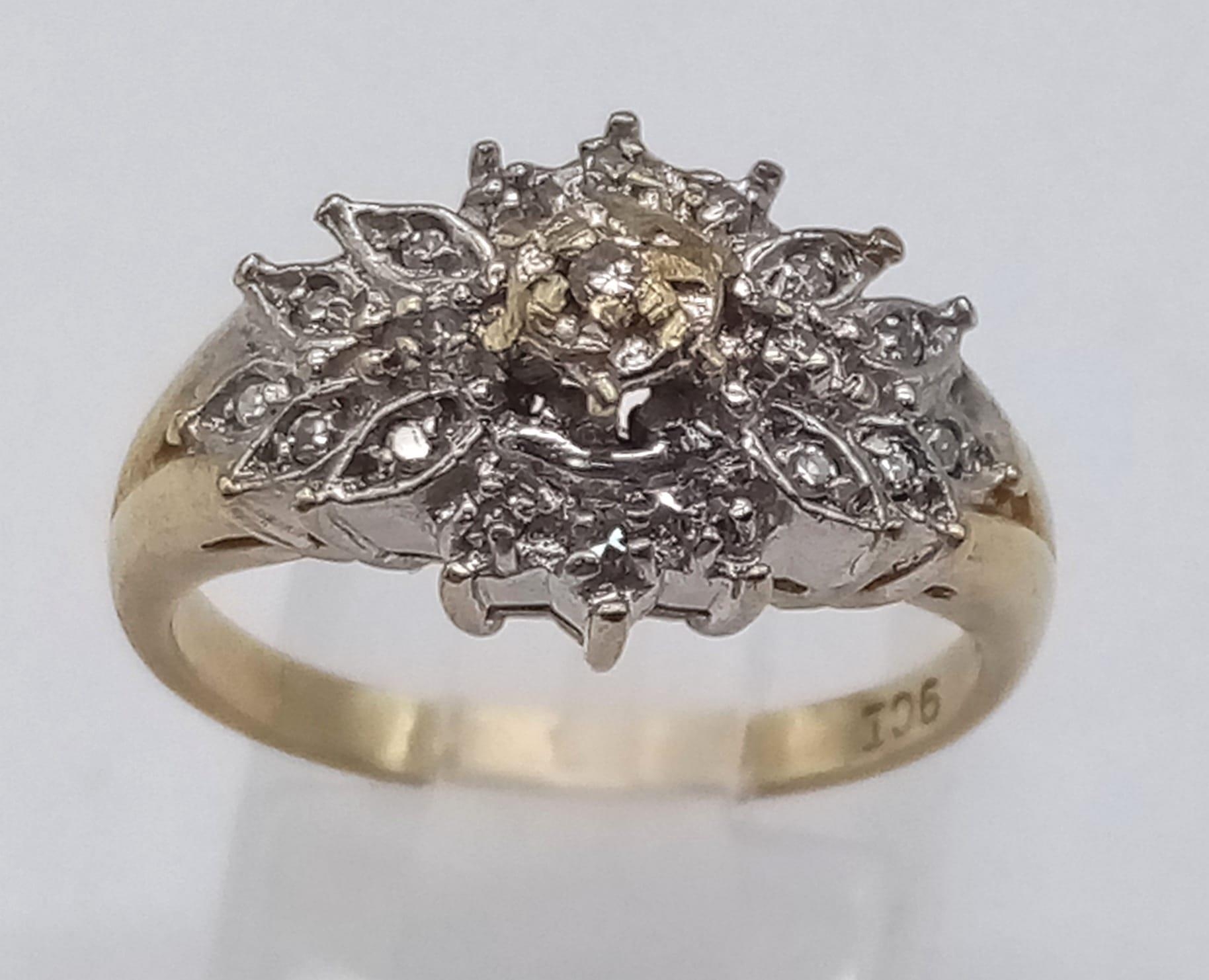 A 9K YELLOW GOLD DIAMOND CLUSTER RING IN THE FLORAL DECORATIVE SETTING 0.20CT 1.5G SIZE I - Image 2 of 5
