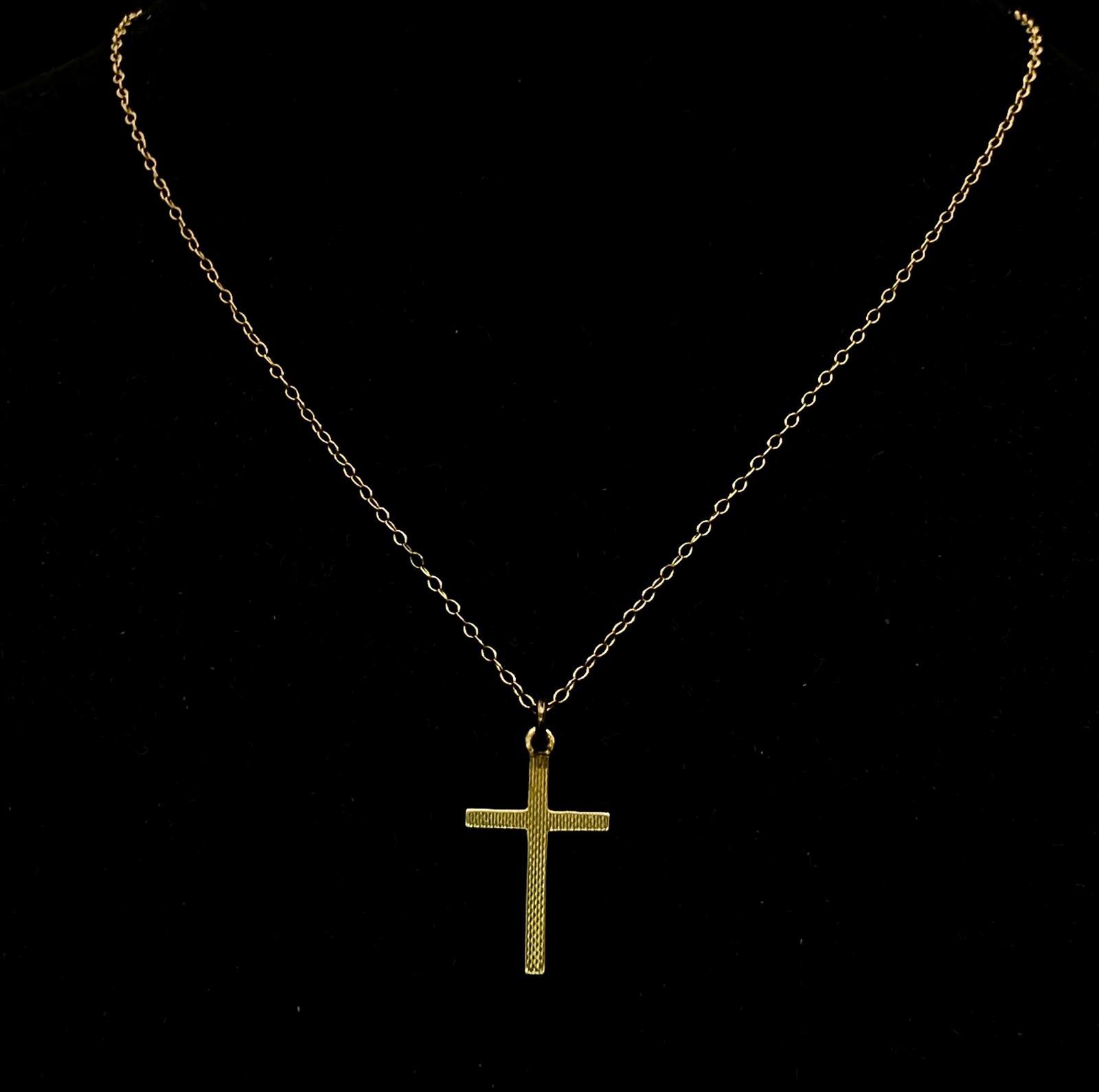 9k yellow gold patterned cross with matching 18"" belcher chain Weight: 2.9g