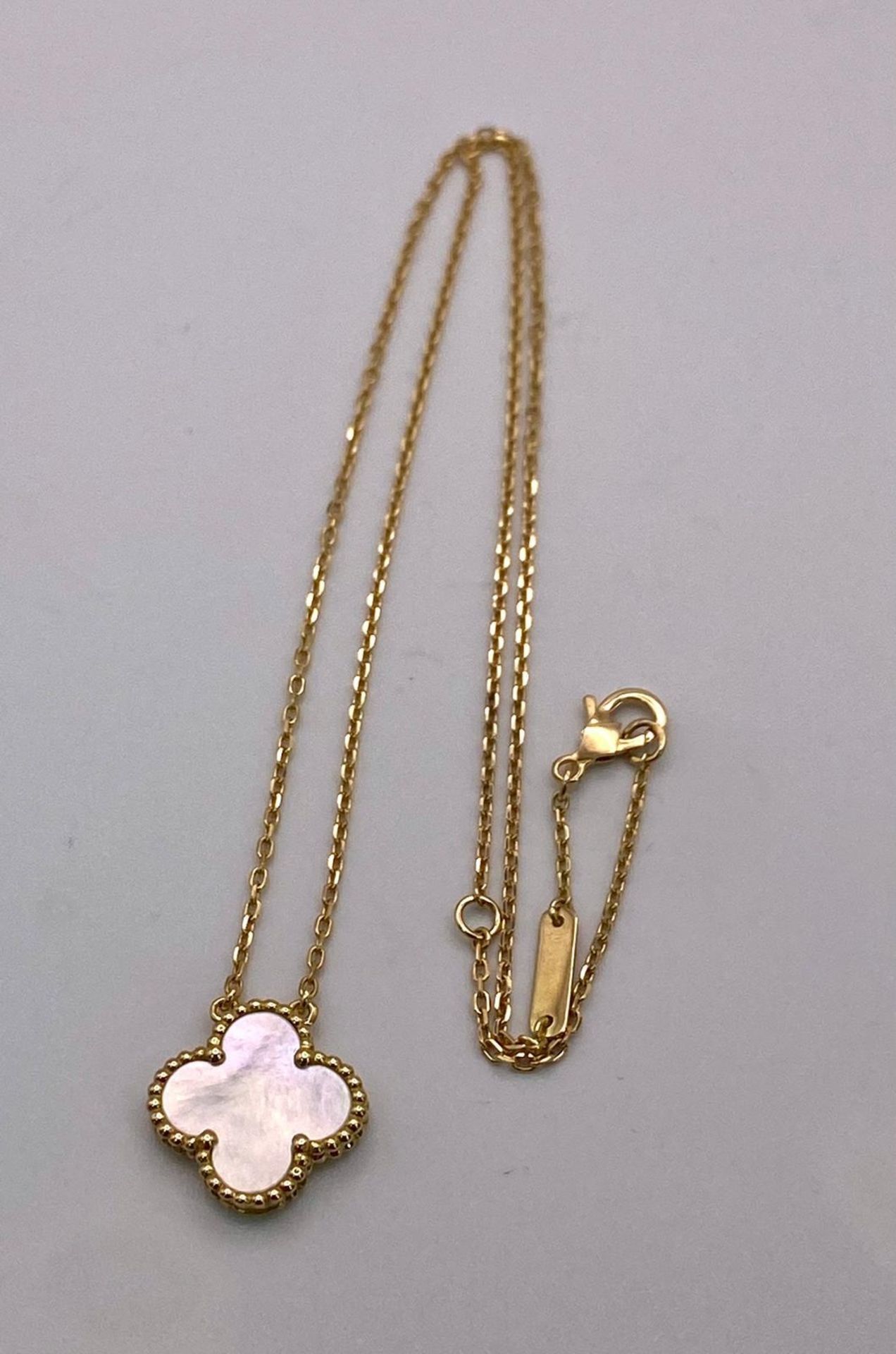 An 18K Yellow Gold and Mother of Pearl Clover Pendant on an 18K Gold Necklace. 17mm and 42cm. 4.6g - Bild 3 aus 6