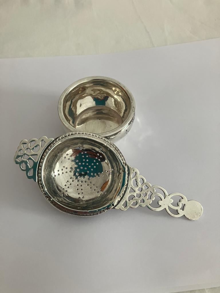 Vintage Art Deco SILVER TEA STRAINER and SOLID SILVER BOWL Having hallmark for S. Blackensee and - Image 3 of 3