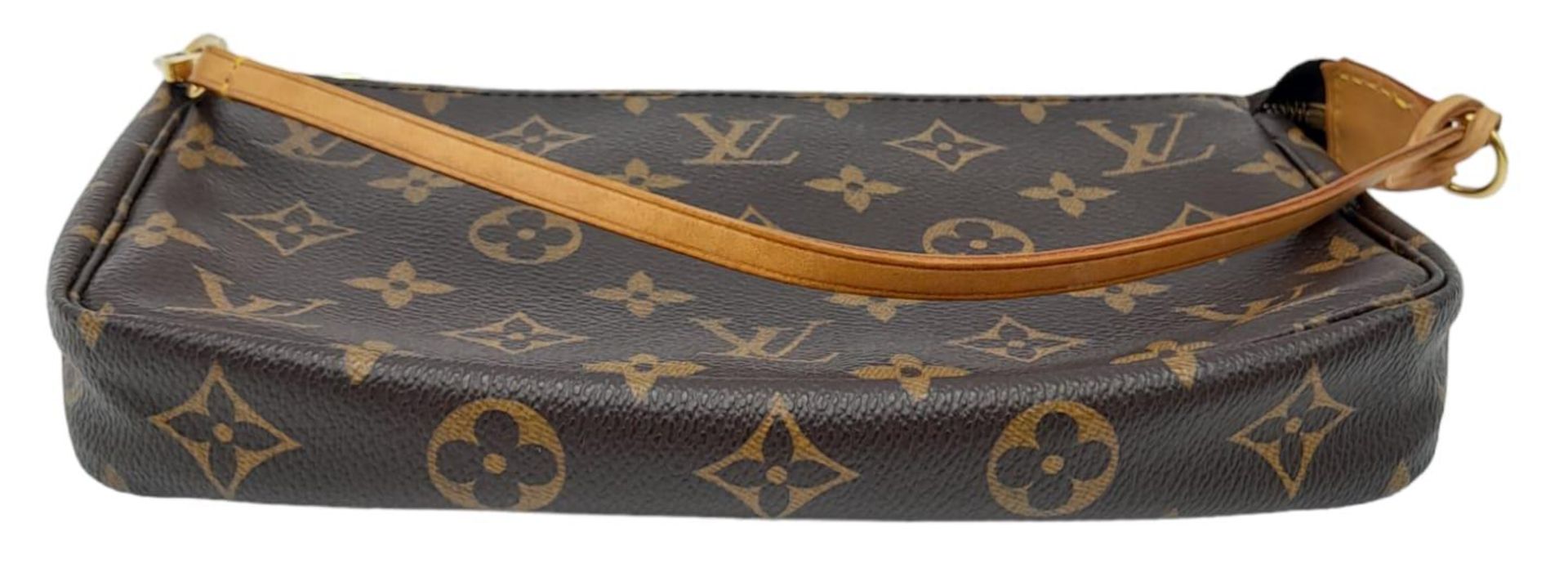 This Louis Vuitton Pochette features the classic mongogram canvas design, engraved gold tone - Bild 5 aus 9