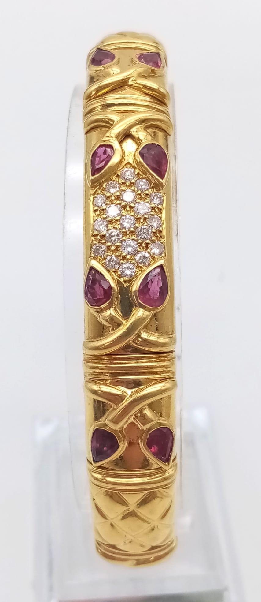 AN 18K GOLD STUNNING INNER PIERCED BANGLE WITH BEAUTIFUL OUTER WORK AND DECORATED WITH DIAMONDS - Image 4 of 6