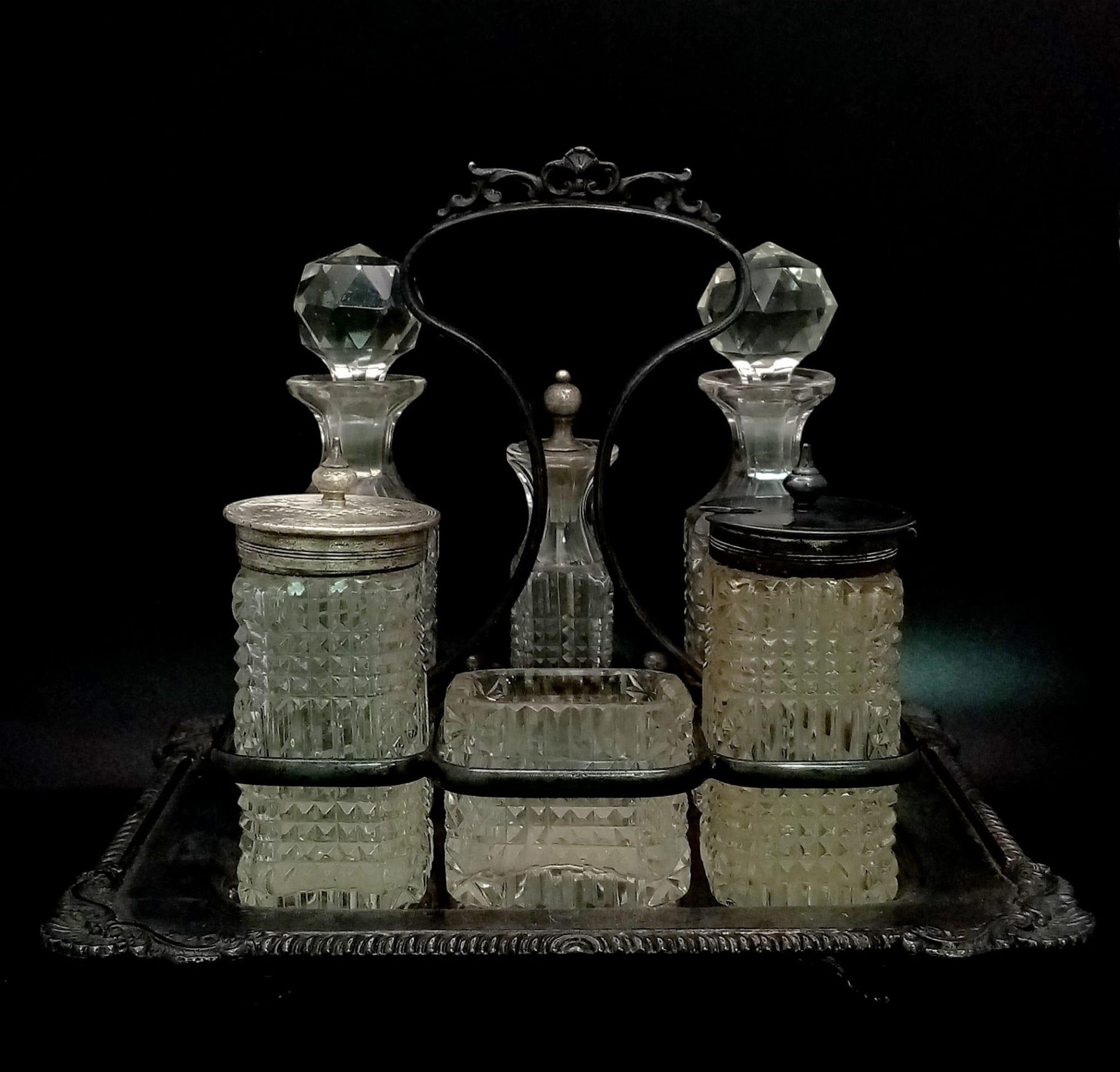 A Beautiful Vintage Possibly Antique Silver Plate Cut Glass Six-Piece Cruet Set. Four pedestal feet. - Bild 4 aus 5