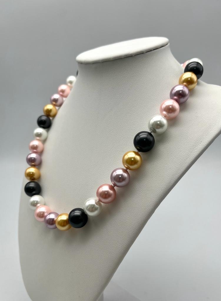 A Gorgeous Autumnal Multi-Coloured South Sea Pearl Shell Necklace. Pink, lavender, gold and grey - Image 2 of 4