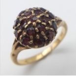 A 9 k yellow gold ring with a cluster of garnets. Ring size: K, weight: 3 g.