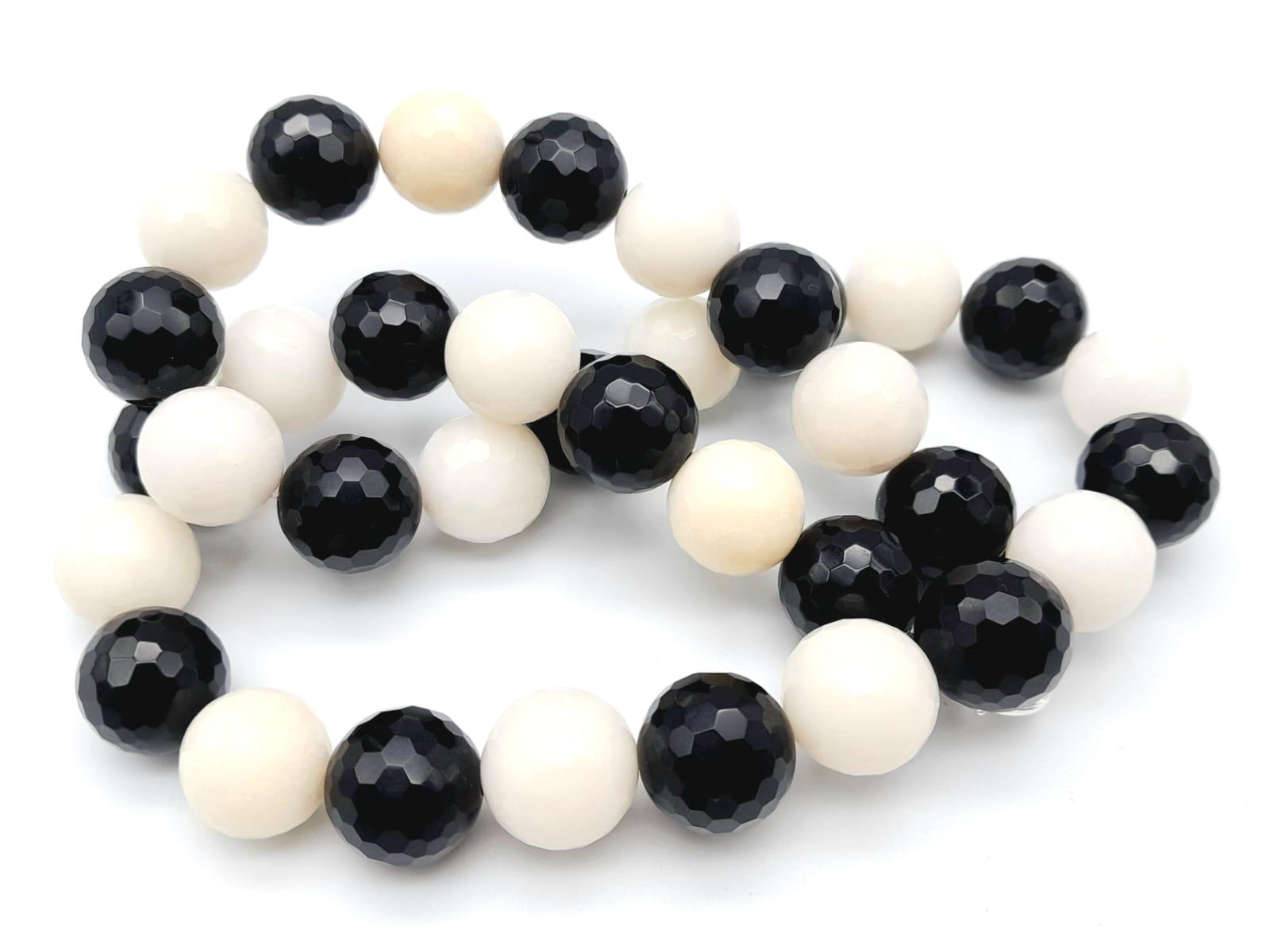 A White Agate and Black Onyx Statement Necklace. Large 16mm faceted beads. 55cm necklace length. - Image 2 of 3