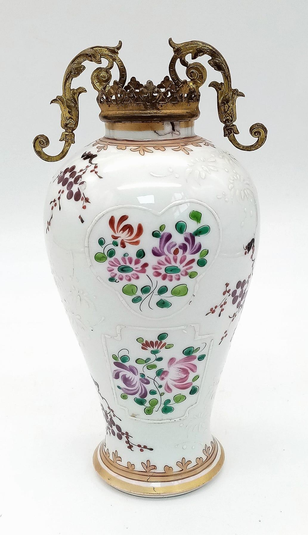 An Antique Porcelain Chinese Vase with Hand-Painted Armorial and Floral Decoration. Marks on base. - Image 2 of 5