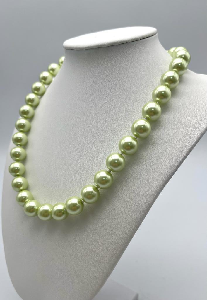 A Metallic Lime-Green South Sea Pearl Shell Large Bead Necklace. 12mm beads. Glitterball clasp. 44cm - Image 3 of 4