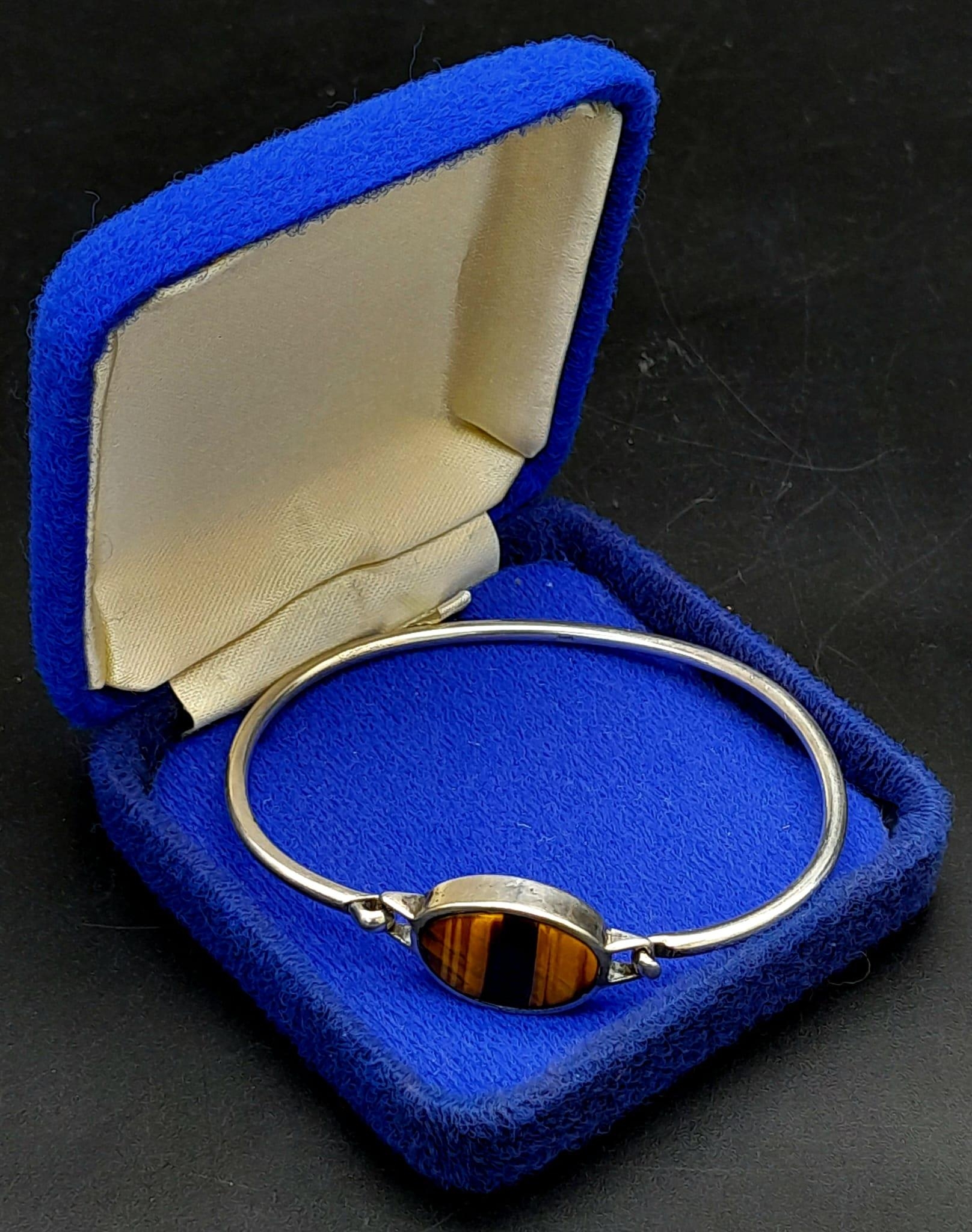 A Vintage Silver Tigers Eye Bracelet stamped Gucci and 800 Silver. 6cm Inner Width, Set with Oval - Image 5 of 7