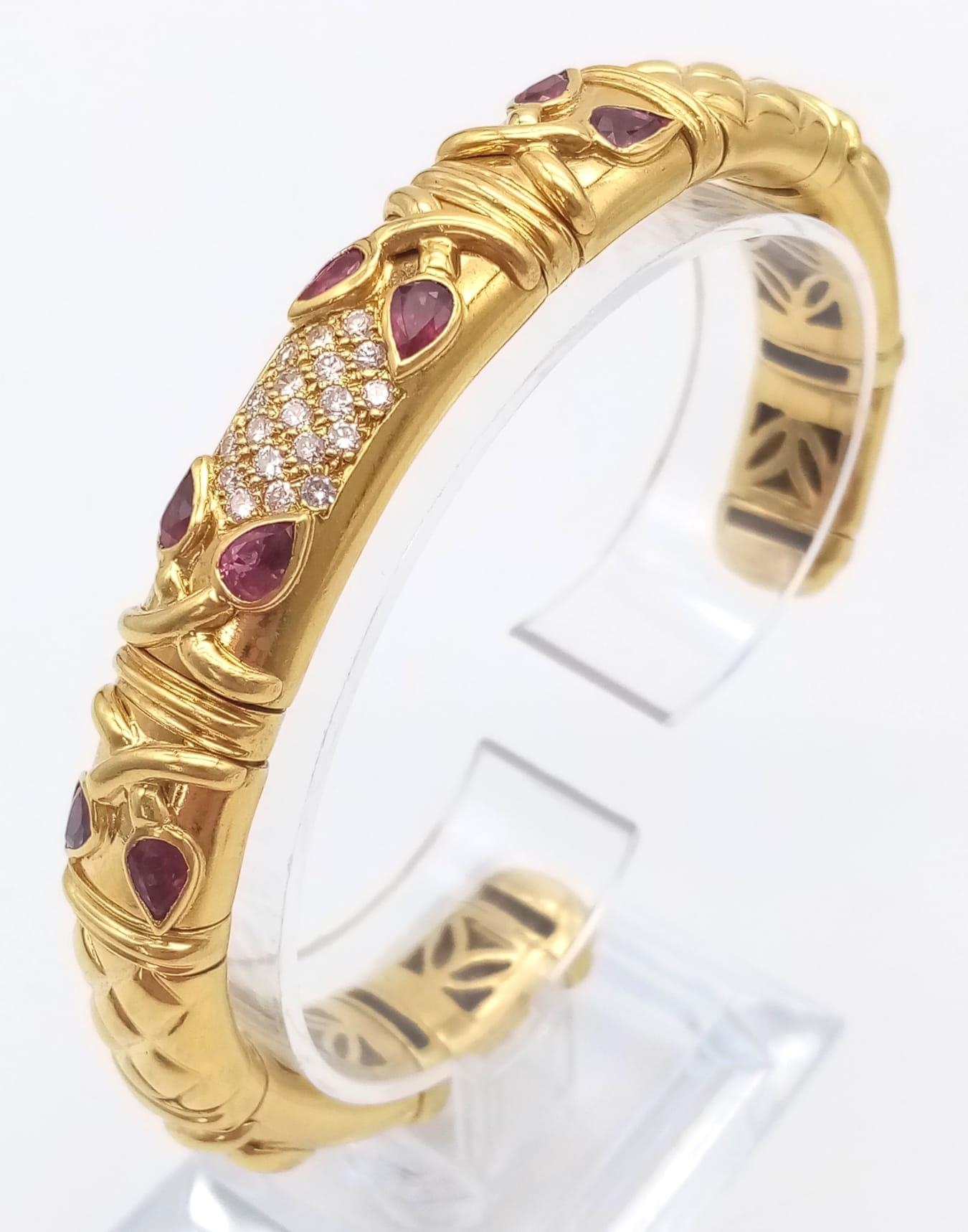 AN 18K GOLD STUNNING INNER PIERCED BANGLE WITH BEAUTIFUL OUTER WORK AND DECORATED WITH DIAMONDS - Image 6 of 6