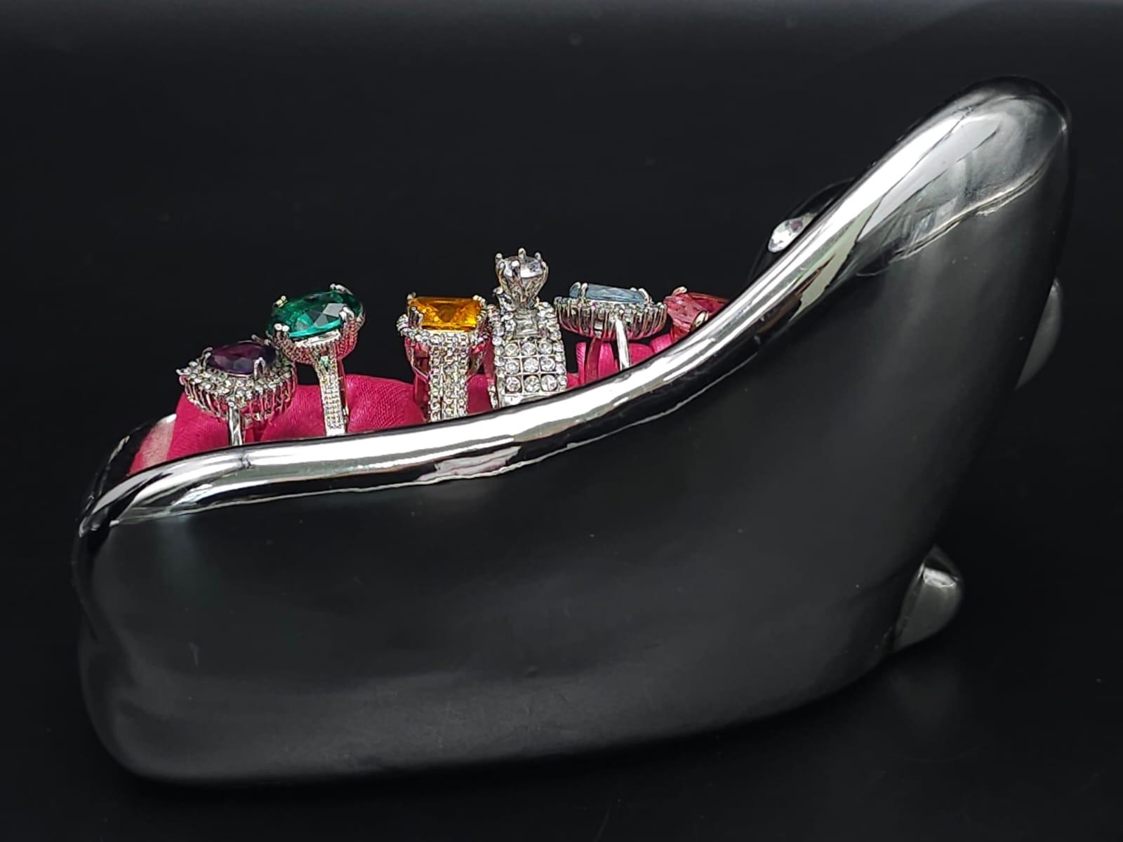 Six dress rings with a variety of gems presented in a miniature chez lounge. Very glamorous! - Image 3 of 12