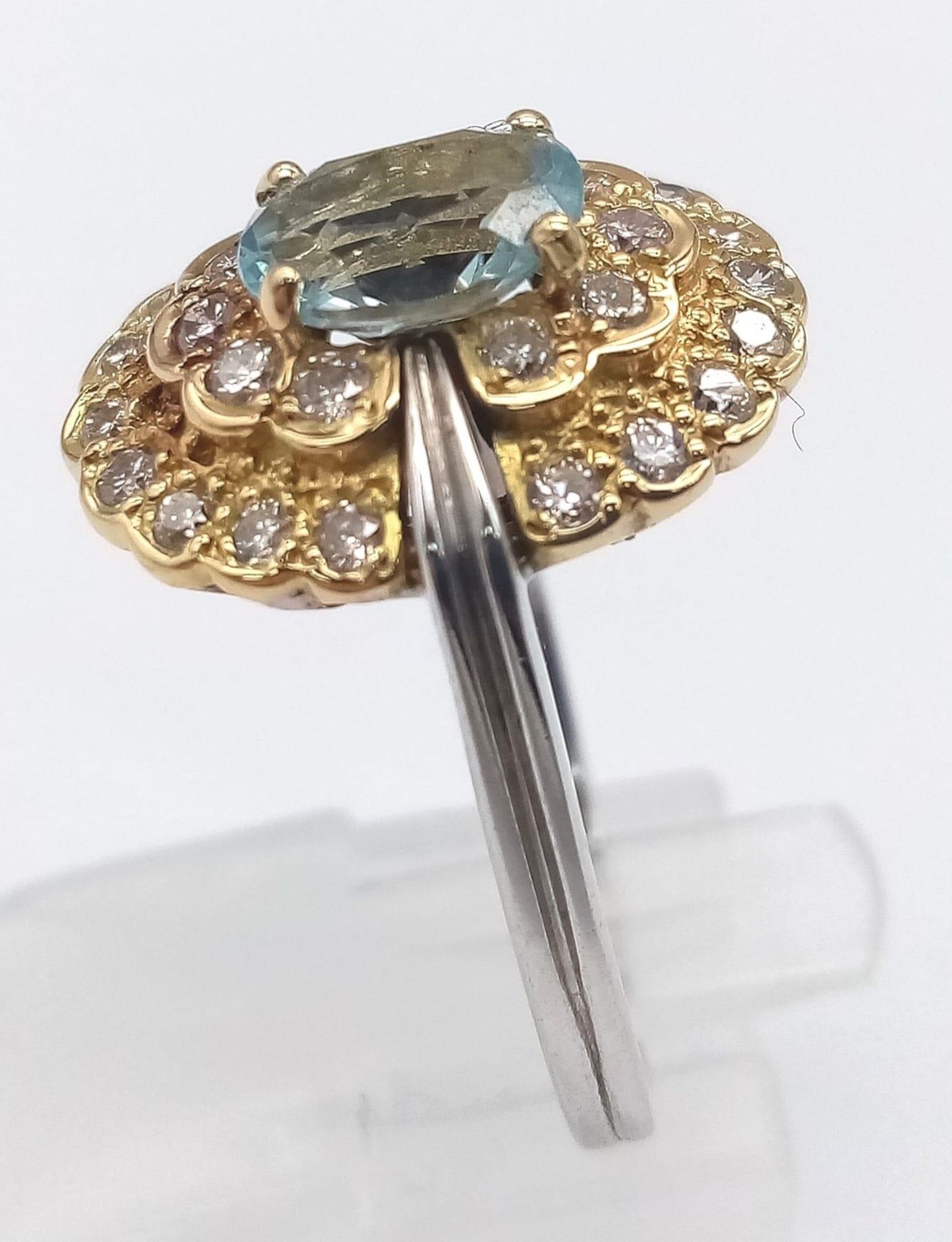 18k 2 colour diamond and aquamarine dress ring. Weight: 7.4g Size Q (dia:0.84ct/aqua:1.10ct) - Bild 3 aus 6